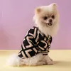 Vêtements de chien de concepteur avec motif de lettre classique pour bouledogue Chihuahua chiot hiver pull chaud pulls pour animaux de compagnie chat sweats chiens manteau vêtements en gros