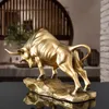 Dekorativa föremål Figurer Golden Bull Statue Handikraftharts Gold Bull används för Home Living Room Wine Cabinet Porch Bar Tablett Statue Decoration. 231201