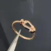 Anello con fibbia a ferro di cavallo da donna in oro rosa 18 carati, anello di temperamento di lusso leggero, alla moda e versatile di design