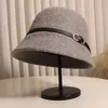Franska Hepburn Cashmere Hat Fisherman Hat Autumn and Winter Fashion Hat svart spänne mångsidig hattklockformad mössa