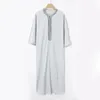 エスニック衣類アバヤマンモスリンファッションアラビア人男性Jubba Thobe Kaftan Dress v-Neck Mid Sleeve刺繍緩んだ男性イスラム教