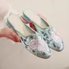 Slippers 2023 WINDGE WIDGE CHEEL SLIDE DEGINGE FLOWER TEMPROIDER APPER LOW CENELEDES BUMES الصينية المطرزة الأحذية 231201