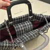 Grote capaciteit Dames Designer Tweed Strandboodschappentas met handvat aan de bovenkant Breistrepen Zilveren metalen hardware Gematelasseerde ketting 38x32cm Patchwork Schouderhandtas