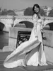 Projektant nowoczesna biała koronka liniowa sukienki ślubne zanurzające się w szyi z długimi rękawami panny młodej Seksowne z przodu podzielone boho ogrodowe guziki plażowe tylne szaty de Mariee cl2983