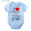 Kläderuppsättningar jag älskar mamma pappa baby flicka pojke kläder bomull nyfödd romper jag är det bästa att komma ut från 2024 roliga spädbarn bodysuitl231202
