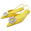 Sandaler 2023 Sommarlägenheter Kvinnor pekade tå Silk Crystal Back Strap Muller Diamond Yellow Sandalias Mujer Flat Shoes