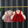 服のセット春の新生児の赤ちゃんの服の衣装セットTシャツ+ボウストラップドレスドレスドレスドレススーツ