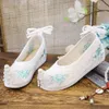 Scarpe eleganti in stile cinese antico Hanfu ricamato aumento altezza interna scarpa donna piatta 2023 tendenza femminile 231201
