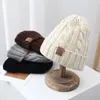 BeanieSkull Caps Unisex Wintermutsen Voeg bont gevoerde mannen en vrouwen toe Warme muts Casual Maple Leaf Label Decor Gebreid 231201