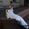 Modernt stropplösa sjöjungfru bröllopsklänningar veck Satin bröllopsklänning för brud svep tåg rygglös mantel de mariee