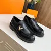 Academy Loafer Scarpe basse eleganti da donna Mocassini neri Tocco femminile in pelle di vitello artigianale per uno stile classico Questo modello si distingue per la sua suola di tendenza 05