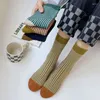 Women Socks Fashion Retro Multicolor مخططة غير رسمية Harajuku المرأة الكلية على الطراز القطن الفتيات الطالبات الطالبات