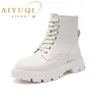 Botas AIYUQI Mulheres Marton Botas de Couro Genuíno Outono Lace-up Botas de Motocicleta Senhoras Estilo Britânico Botas de Tornozelo Feminino WHSLE MTO 231201