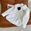 Blouses pour femmes Chemises designer brand23 Début de l'automne Haut de gamme Porter une chemise blanche et un jean avec une lettre de diamant colorée avec une apparence douce de large largeur XPUO
