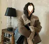 2024 Nuova giacca da donna in pelle e pelliccia in pelle e pelliccia integrata in pelle scamosciata da donna con colletto rialzato e cappotto di pelliccia corto, giacca ampia