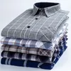 Chemises décontractées pour hommes Mode pour hommes 100% coton épais chemises en flanelle brossée poche plaquée unique à manches longues coupe Standard chemise décontractée à carreaux à carreaux 231201