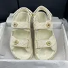 Topp lyxdesigner Kvinnor tofflor Sandaler Fashion Beach Casual Flats Gold Coin Crystal Pearl Metal Buckle Bowknot Buckle 35-41