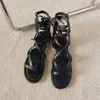 Projektanci sandałów czarny beżowy gladiator bandaż damskie mieszkanie latem 2023 puste butę środkową cielęcy żeńskie punk gotycka