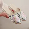 Slippers 2023 Women's Wedge Heel Slide Design Flower Embroidery Upper Low Heeled Mules Chinese Style Embroidered Shoes 231201