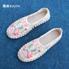 Scarpe eleganti Lunajoy2023 Hmong Miao Donna Stile cinese Ricamato a mano Facile da indossare Vecchia Pechino 231201