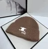 Luksusowy projektant czapka haft haftowa kobiet mody litera czapka popularna ciepła wiatroodporność wielokolorowa wysokiej jakości kaszmirowa zimowa kapelusz zimowy