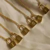 Collane con ciondolo Collana con serratura quadrata in acciaio inossidabile placcato oro 18 carati con iniziale lettera inglese antica per regalo di gioielli impermeabili da donna