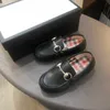 Luxe designer kinderschoenen van hoge kwaliteit lederen babyschoen Maat 26-35 Boxverpakking Slip-On Geruite voering jongen meisje sneakers Nov25