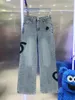 Neue hochwertige Jeans mit hoher Taille und geradem Bein. Modische, lässige Retro-Jeans mit weitem Bein