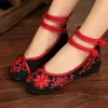 Klädskor Spring och Autumn Old Peking broderad sko retro Etnisk stil Hanfu Kinesisk tyg Square Dance 231201