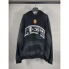 Stark getragener Kapuzenpullover mit Red Devil Washed Old Burnt Spray Painted gesticktem Abzeichen von Poison House Version Paris Co