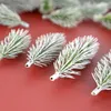 Flores decorativas 10pcs Christmas Pines ramifica as agulhas de plantas artificiais para acessórios de grinaldas DIY Noel Plant Garden Decor