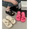 Zapatillas de suela gruesa para que las mujeres usen afuera 2023 Estilo Suelas de pastel de esponja Aumento antideslizante Sandalias de mujer de verano