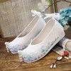 Scarpe eleganti in stile cinese antico Hanfu ricamato aumento altezza interna scarpa donna piatta 2023 tendenza femminile 231201