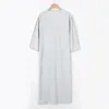 エスニック衣類アバヤマンモスリンファッションアラビア人男性Jubba Thobe Kaftan Dress v-Neck Mid Sleeve刺繍緩んだ男性イスラム教