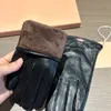 Män kvinnor 5a miumiuly fårskinn handskar designer cape svart handske vinter varma plysch gants klassiker guanto mode märke handchuh