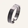 A26h Bracelet noir Bracelet pour hommes lettre Bracelets en acier inoxydable femmes Couple esthétique argent or Bracelets conceptions F