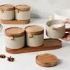 Bottiglie di stoccaggio Stile giapponese Retro Condimento Sale Vaso in ceramica Tre pezzi Cucina Msg Box Vassoio in legno di acacia con cucchiaio