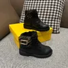 Luxuriöse kurze Kinderstiefel, Designer-Babyschuhe, Größe 26–35, inklusive Schuhkarton, Seitentaschen-Dekoration, Kleinkind-Sneaker, 25. Nov