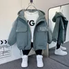 Daunenmantel 2023 Winter Baby Jungen mit Kapuze winddicht Wärme Pelz gepolstert Kordelzug Reißverschluss Jacken Kinder Kinder Outfits Top Mäntel 210 Jahre 231202