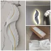 Lampada da parete Sconce moderna Stile piuma Arte leggera Decorazioni per la casa Camera da letto lineare bianca Soggiorno Comodino Apparecchi di lusso per interni