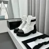 Toppdesign Vinterstövlar 2023 Channel Fashion Women Vintage Dekorativ läder Bomullsduk Warm Keeping High Heel Thick Sole Snow Flat Socks Shoes 09-26