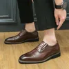 Модельные туфли 2023, мужские броги высокого качества из искусственной кожи, формальные туфли с острым носком, коричневые/черные, свадебные, деловые, в стиле пэчворк, B97