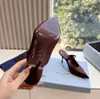 Silk Satin Pointed Toe Slippers Muls Strap Style 90 MM Stiletto Heel Sandaler Läder Yttersula Pumpar Kvinnors designers Evening Shoes 35-42 Evening Shoes Factory Factory