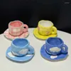 Tazze Piattini Colore sottosmalto Griglia dipinta a mano Fiore di tulipano Cielo blu Nuvola bianca Piattino per tazza da caffè Pizzico a mano Ceramica irregolare