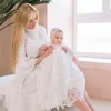 Flickaklänningar vit dop klänning för baby 2023 Flower Girls spets långärmad outfit dopande klänningar småbarns välsignelse