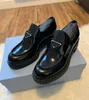 2024 Lyxig vintermonolith loafers skor kvinnor mockasins svart vit läder casual lady flickor plattform klackar sneakers grossist skor komfort promenad