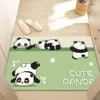Dessin animé mignon panda grattant la boue et frottant la terre sur le tapis de pied. L'entrée peut être coupée avec un tapis de sol en cercle de soie antidérapant. pour la salle de bain