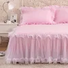 Falda de cama Faldas de cama de encaje de hoja de loto de encaje rosa Estilo princesa Colcha de color sólido Funda de cama Sábanas antideslizantes sin funda de almohada 231202