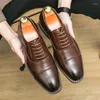 Robe chaussures 2023 haute qualité Brogues hommes Faux cuir formel bout pointu marron/noir mariage affaires Patchwork B97