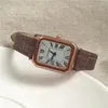 Orologi da polso Moda di nicchia Orologio di lusso leggero Donna Stile INS Piccolo quadrante quadrato Retro Temperamento semplice per le donne Regalo di vacanze